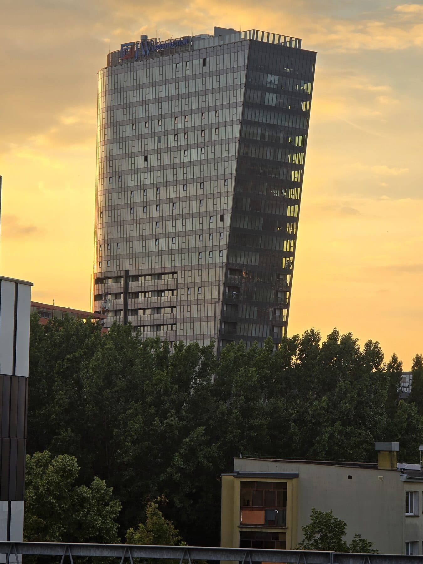 Hanza Tower w Szczecinie o zmierzchu